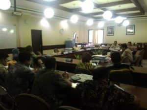 Hearing Pasar Tanjungsari : Hearing  Komisi B DPRD Surabaya menyikapi pasar grosir Tanjungsari yang diduga illegal. Ketua Kom. B  Mansyur minta Dinas Perdagangan segera menyikapi kasus ini, Jumat (2/6).