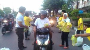Bagi Tubuh : Sejumlah kader dan pengurus DPD Golkar Surabaya melakukan aksi bagi-bagi takjil gratis kepada masyarakat dan pengguna jalan, yang melintas di jalan Kali Rungkut tepatnya di pertigaan komplek Rungkut Megah Raya Surabaya, minggu (4/6) sore.