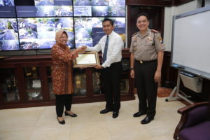 Penghargaan : Kabag Ops Bambang Sukmo Wibowo dan Kasat Intelkam Polrestabes Surabaya Sutrisno N R yang diserahkan langsung oleh Wali Kota Surabaya, Tri Rismaharini di ruang kerja wali kota, Kamis (14/9).