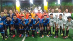 Ketua DPC Partai Hanura Kabupaten Sidoarjo H. Dondik AS, didampingi Ketua Panitia Indra Dedy Hastio bersama dengan perwakilan tim futsal yang ikut dalam pertandingan Kelana Cup 2017. Ist