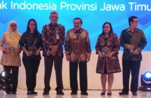 PTBI : Kepala Perwakilan BI Jatim Difi A. Johansyah bersama Gubernur Jatim Soekarwo dalam Pertemuan Tahunan Bank Indonesia (PTBI) 2017 dan Outlook Perekonomian 2018, di Ballroom Shangri-La Hotel Surabaya, Rabu (13/12).
