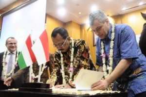 Ketua DPRD Kota Surabaya Ir. Armuji bersama perwakilan negara Hungaria menandatangani nota kesepakatan. Ist