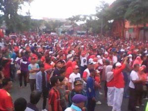 Ribuan kader dan simpatisan PDIP Surabaya bersama warga saat mengikuti kegiatan jalan sehat yang dipusatkan di Stadion Gelora Sepuluh November Tambak Sari Surabaya. Ist