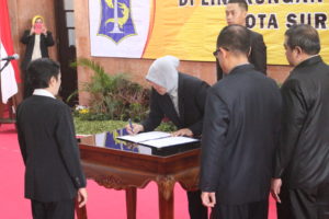 Wali Kota Surabaya Tri Rismaharini saat menandatangani mutasi 81 pejabat Pemkot. Ist 