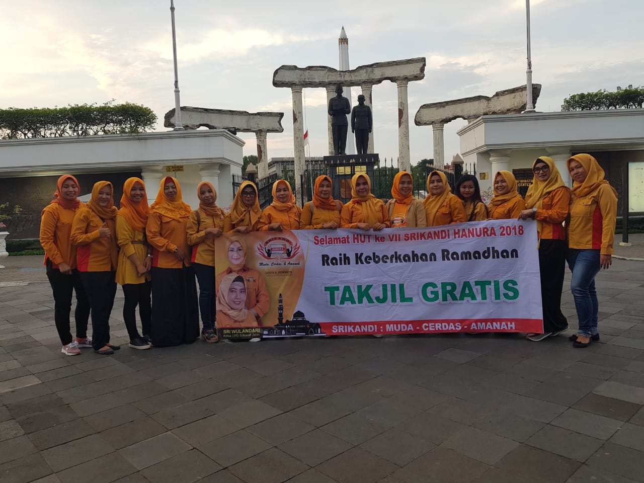 Aksi Peduli Sesama, DPD Srikandi Hanura Jatim Salurkan Takjil 500 Bungkus