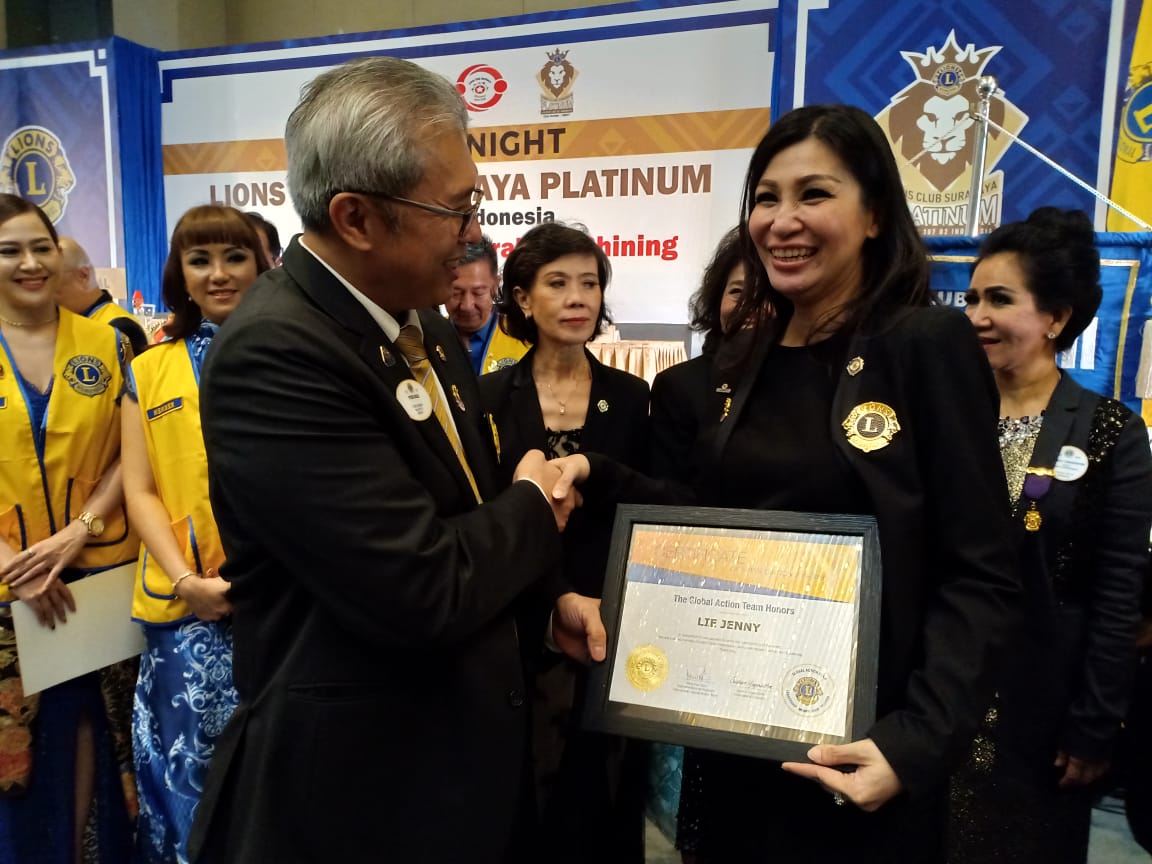 Charter Night Lions Club Platinum Surabaya Lantik Anggota Baru
