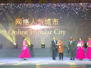 Juarai : Wali Kota Risma hadir langsung menerima penghargaan Kota Terpopuler berdasarkan vote Guagzhou International Award 2018. Ist