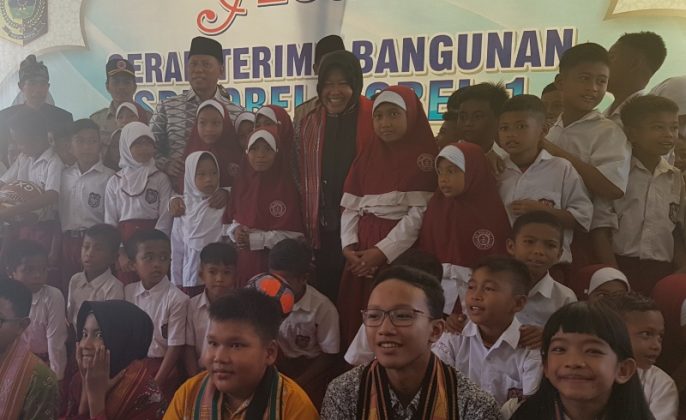 Peduli Lombok, Risma Serahterimakan Gedung Sekolah Tahan Gempa