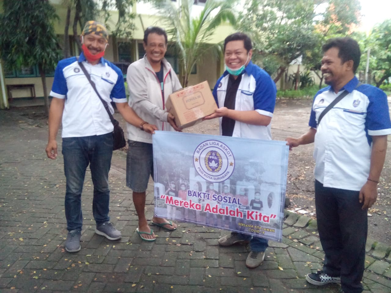 Badan Liga Askot PSSI Surabaya Bagi Sembako untuk Pelatih SSB