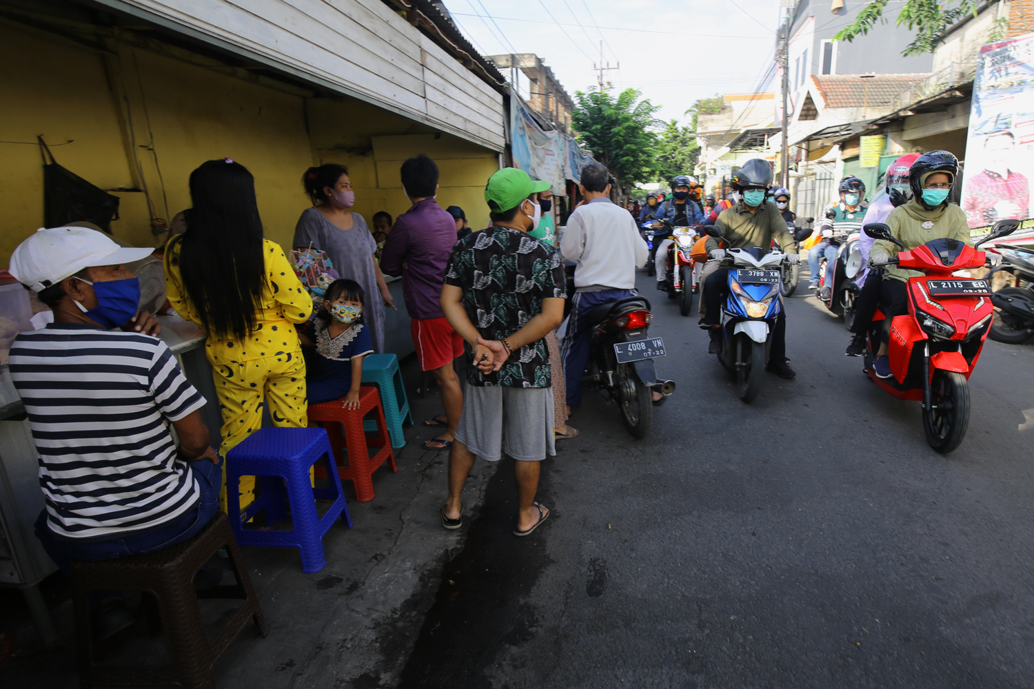 Ketuk Hati Warga, Risma Blusukan Kampung Ingatkan Pakai Masker