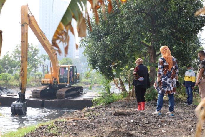 Pengerukan sungai kedung baruk (4)