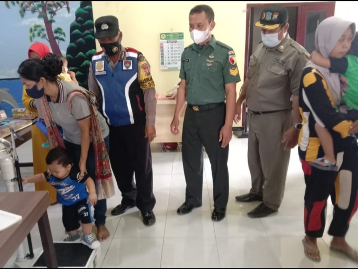 Sukseskan Program BIAN, Babinsa Kodim Surabaya Utara Lakukan Pendampingan Giat Imunisasi Balita