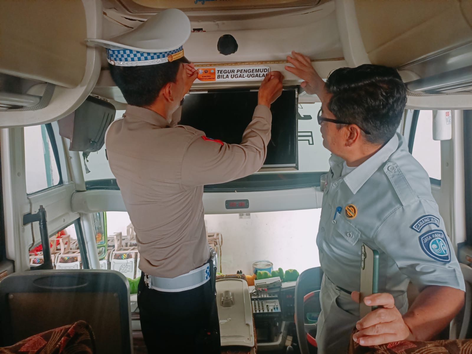 Pasang Sticker Himbauan di Bus Mudik Gratis Tahun 2024, Upaya Jasa Raharja MadiunTingkatkan Socio Enginering dalam Pencegahan Laka Lantas