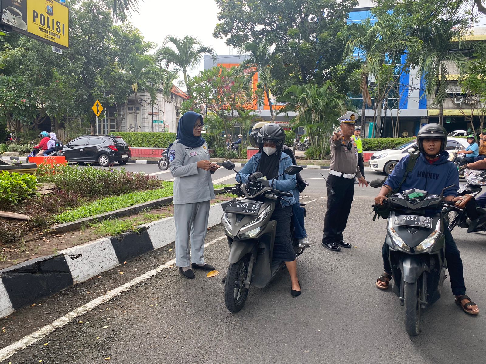 Operasi Gabungan Samsat Surabaya Tindak Lanjut Rapat Tim Pembina Samsat Kora Surabaya Guna Memberikan Edukadi dan Tehuran Kepada Masyarakat Untuk Tertib dan Taat Pajak