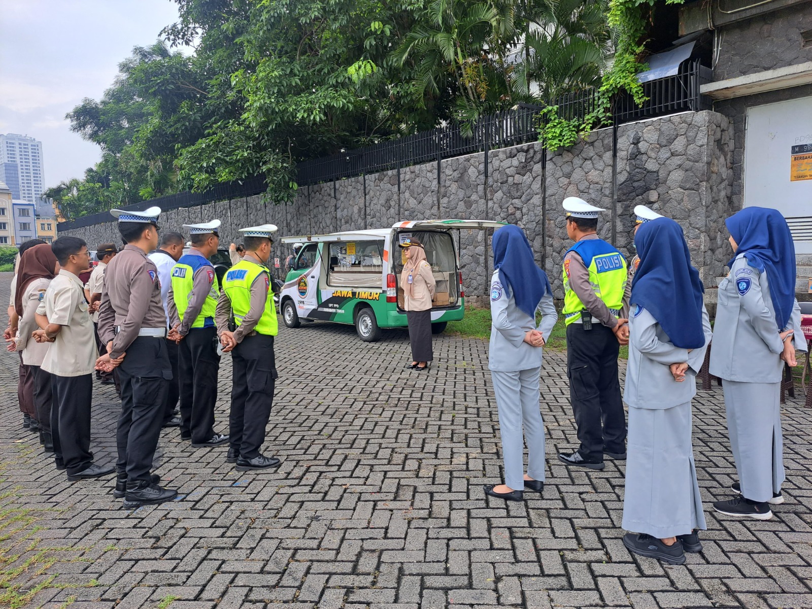 Kegiatan Operasi Gabungan Samsat Surabaya Timur guna meningkatkan kesadaran masyarakat akan Tertib Administrasi Kendaraan Bermotor