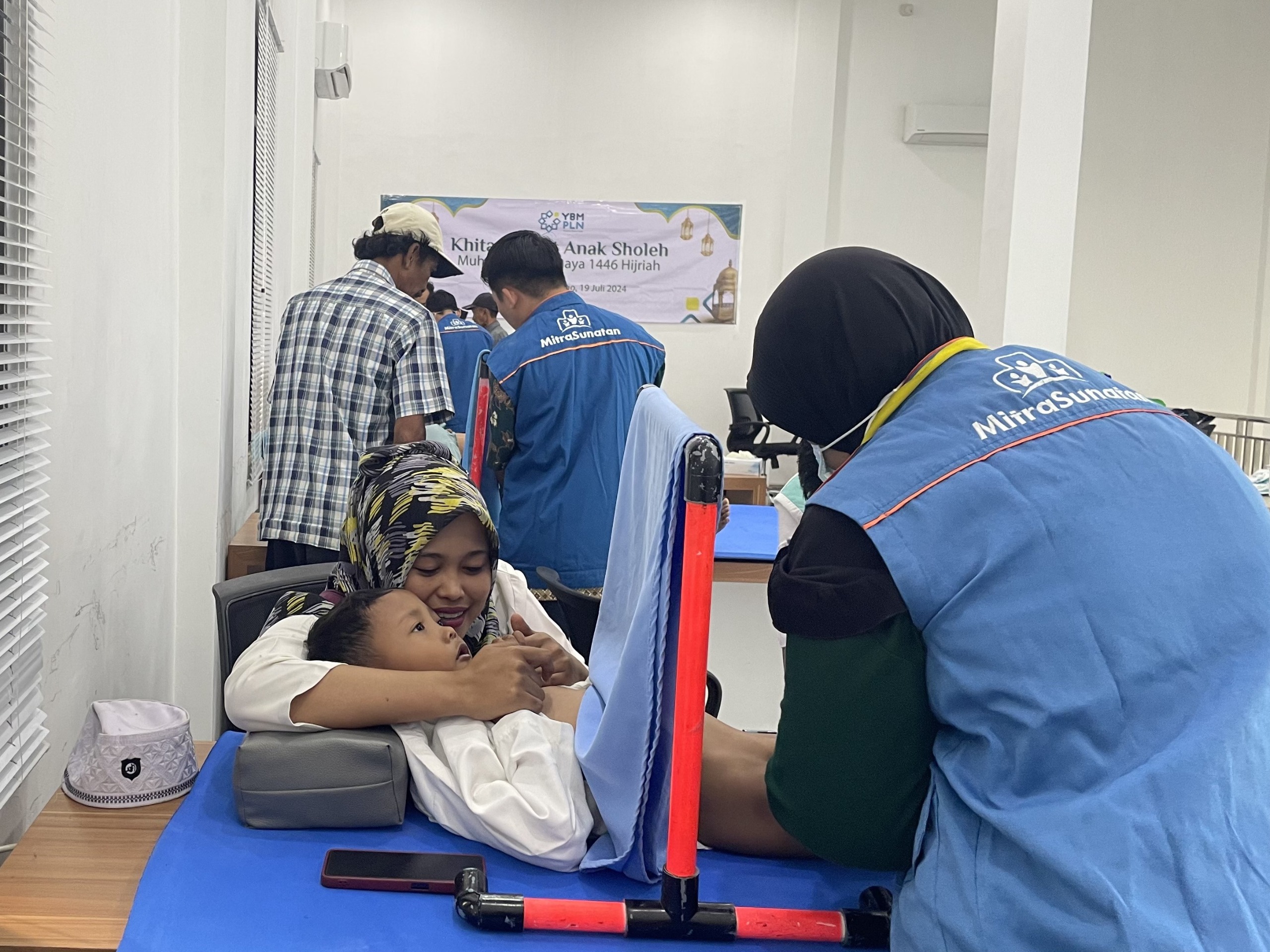 Peringati Hari Anak Nasional, PLN dan YBM Gelar Khitan Gratis Bagi Warga Kurang Mampu di Probolinggo dan Madiun