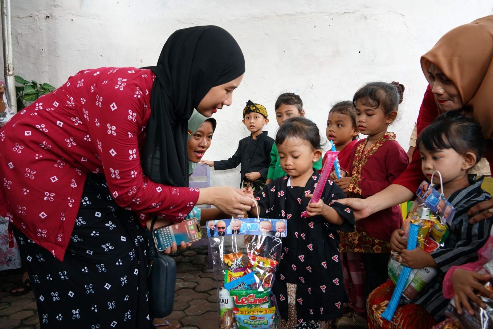 Peringati Hari Kartini, Srikandi PLN Jawa Timur Gelar Aksi Sosial di Bidang Pendidikan hingga Kesehatan