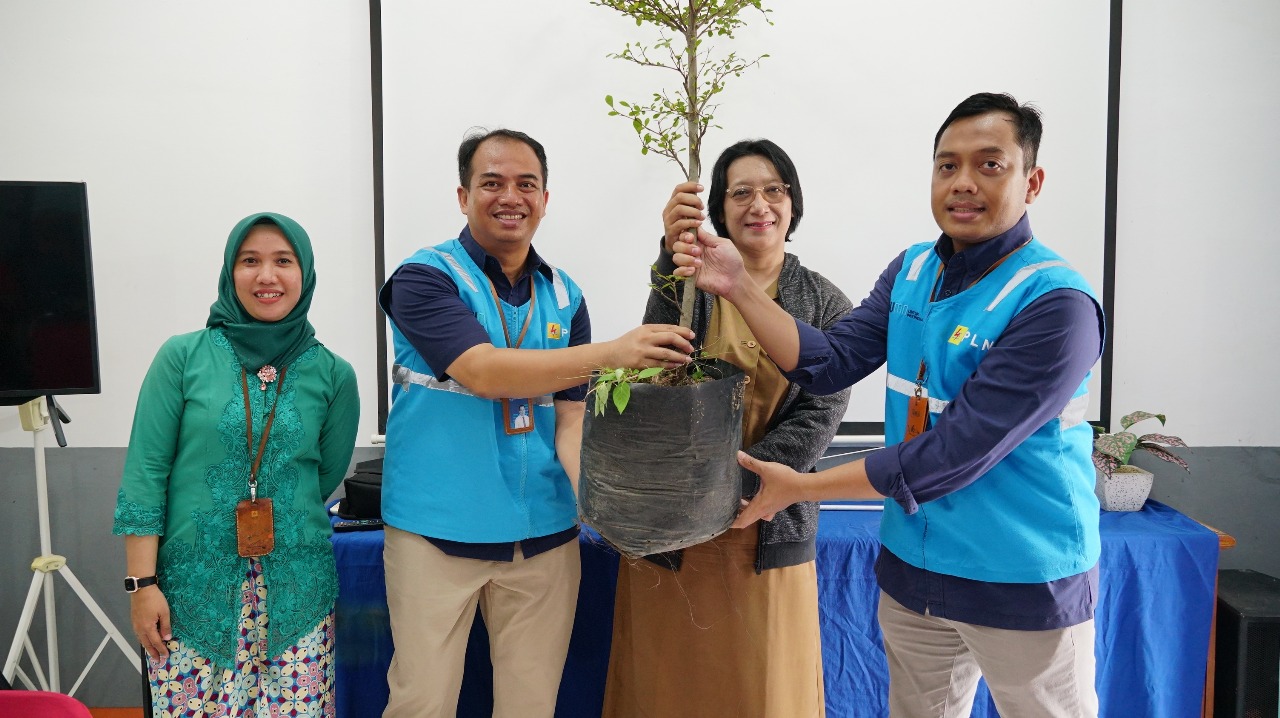 Peringati Hari Kartini dan Hari Bumi, Srikandi PLN Gelar Aksi Taman Pohon Dukung Net Zero Emision di Kelurahan Bangkingan Surabaya