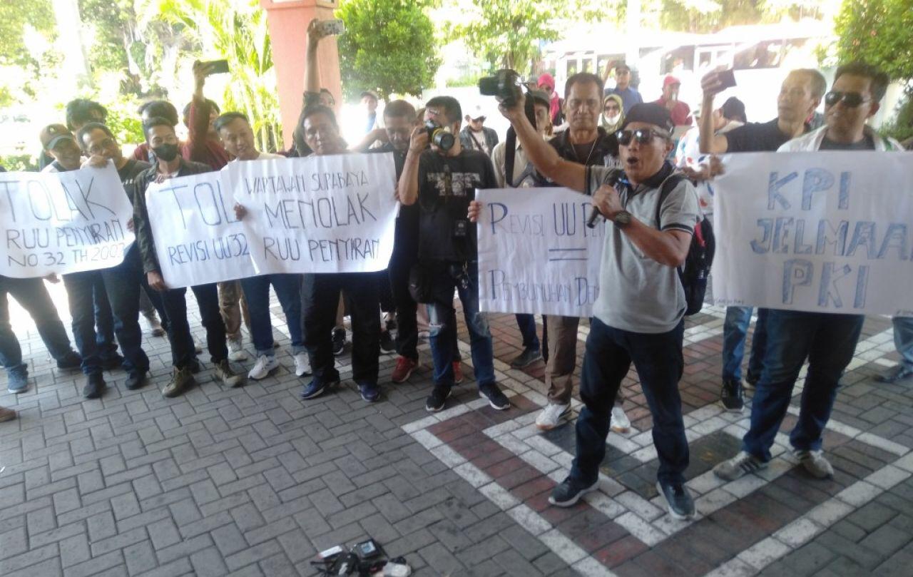 Gelar Aksi Demo di Gedung Dewan, Simbol Perlawanan Jurnalis Atas RUU Penyiaran