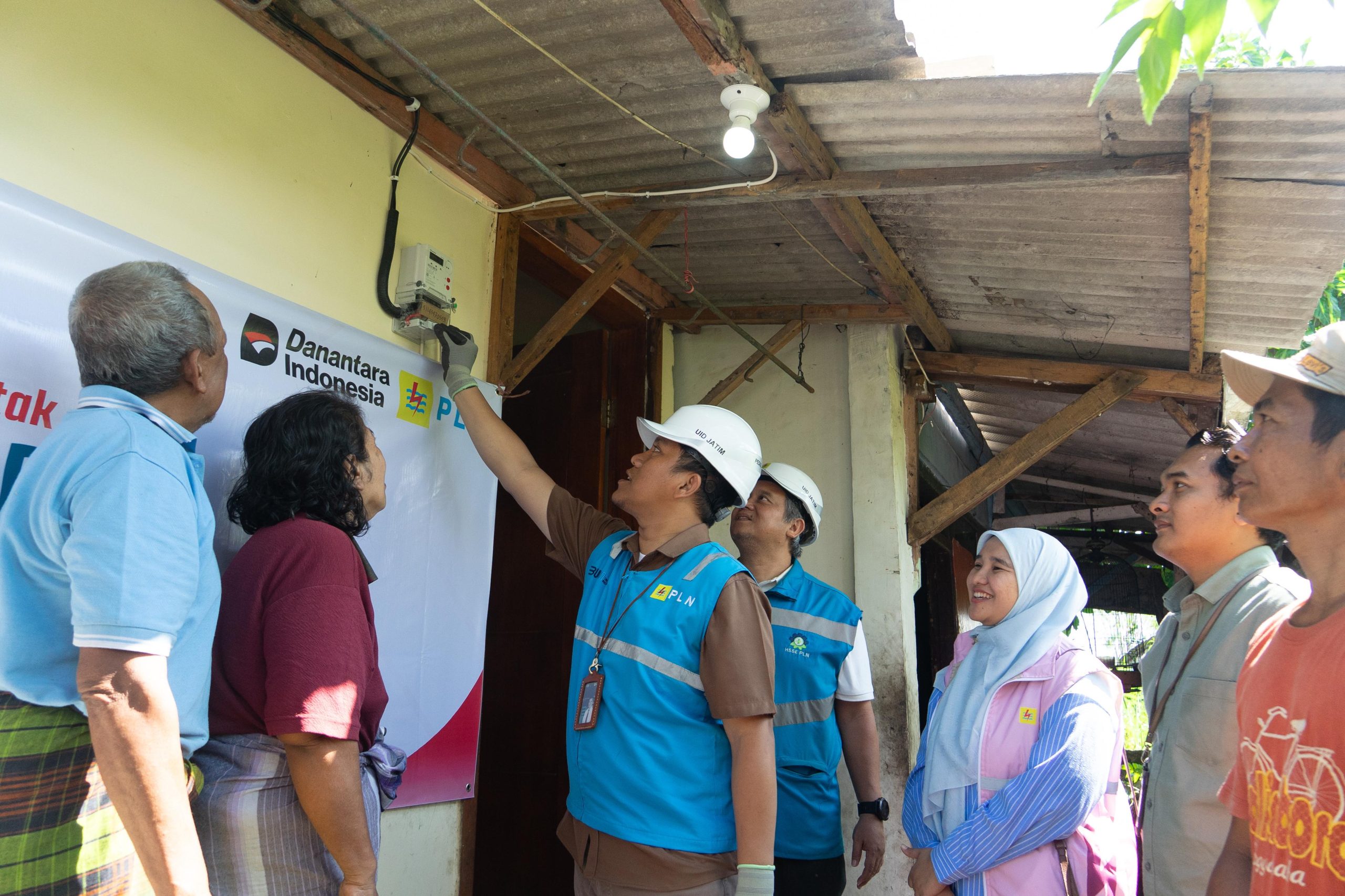 80 Tahun Indonesia Merdeka, PLN UP3 Surabaya Selatan Tebar Terang Lewat Program LUTD