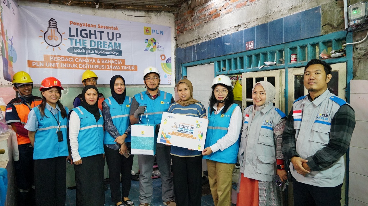 Lewat Semangat Kemerdekaan, PLN Surabaya Barat Gelar Penyalaan Serentak Bantuan Listrik Gratis Program Terangi Negeri Bersama Light Up The Dream