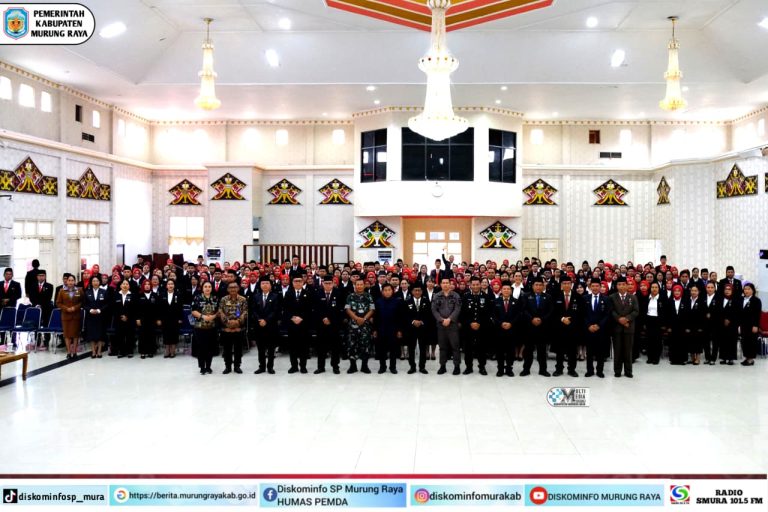 Bupati Heriyus Sematkan Satyalancana Karya Satya Kepada 284 ASN