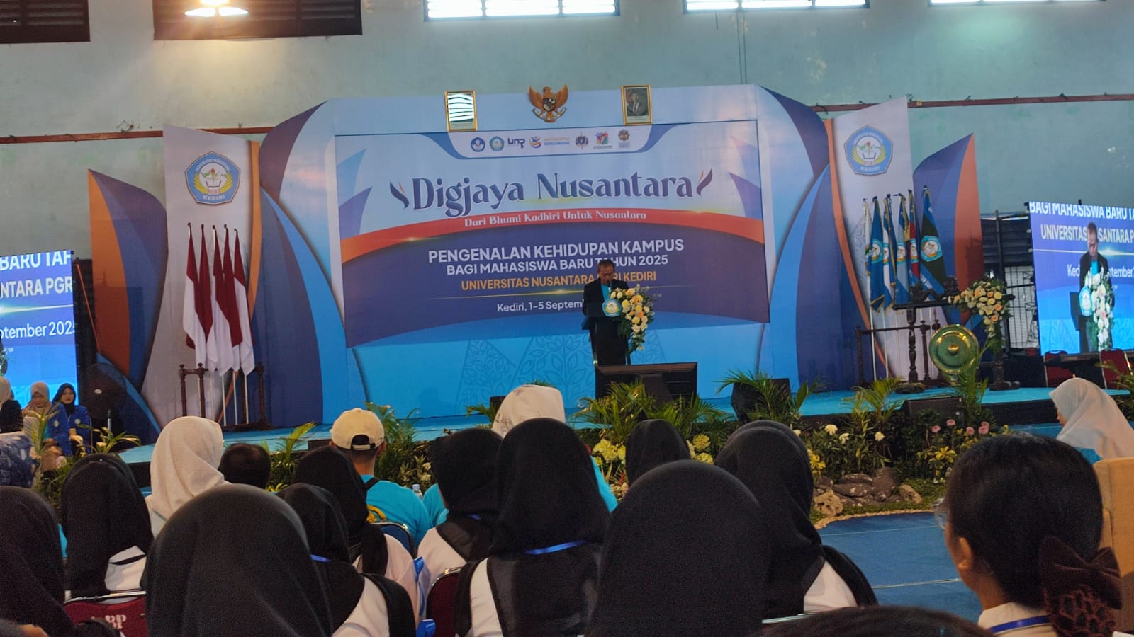 Meriah! Ribuan Mahasiswa Baru Padati PKKMB UNP Kediri, Lahir Generasi Digdaya Nusantara