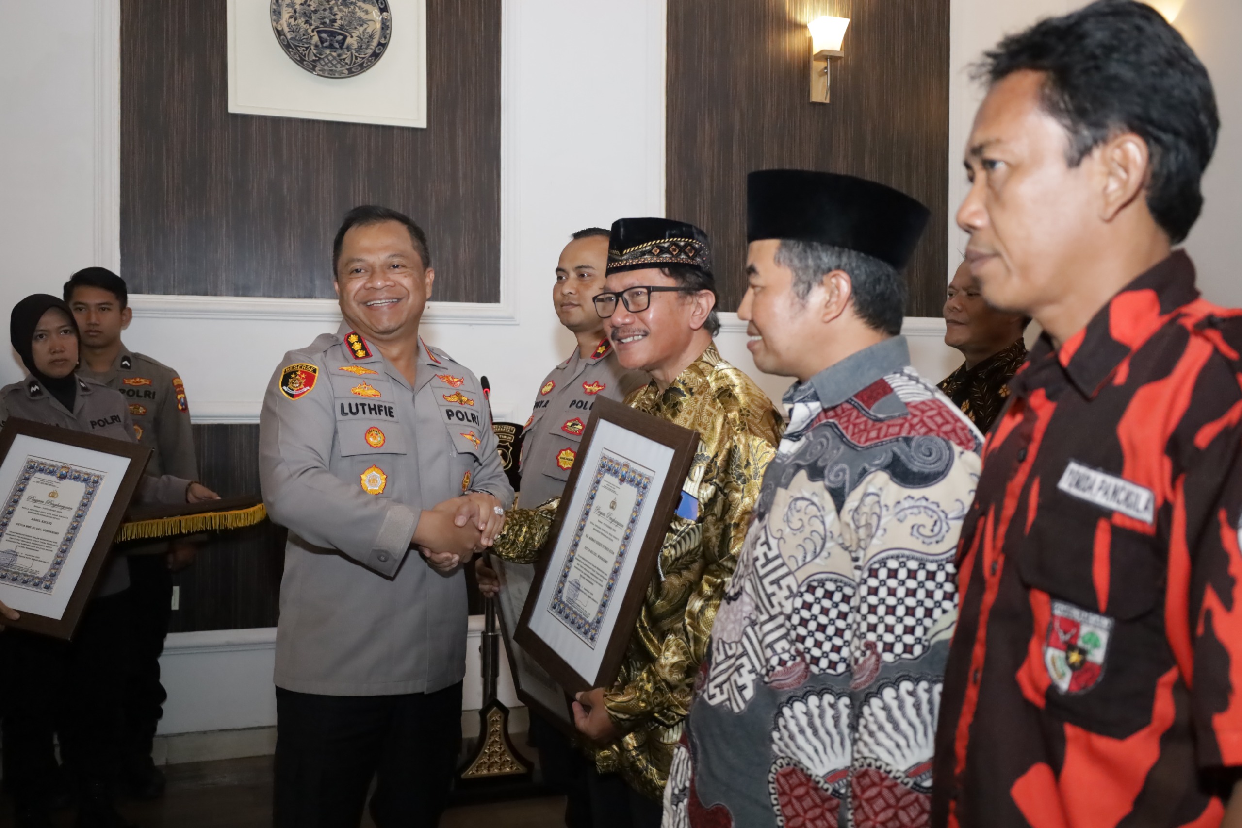 Ikut Jaga Kemananan, Kapolrestabes Surabaya Apresiasi dan Beri Penghargaan Kapolsek Wonokromo, Tokoh Agama dan Masyarakat
