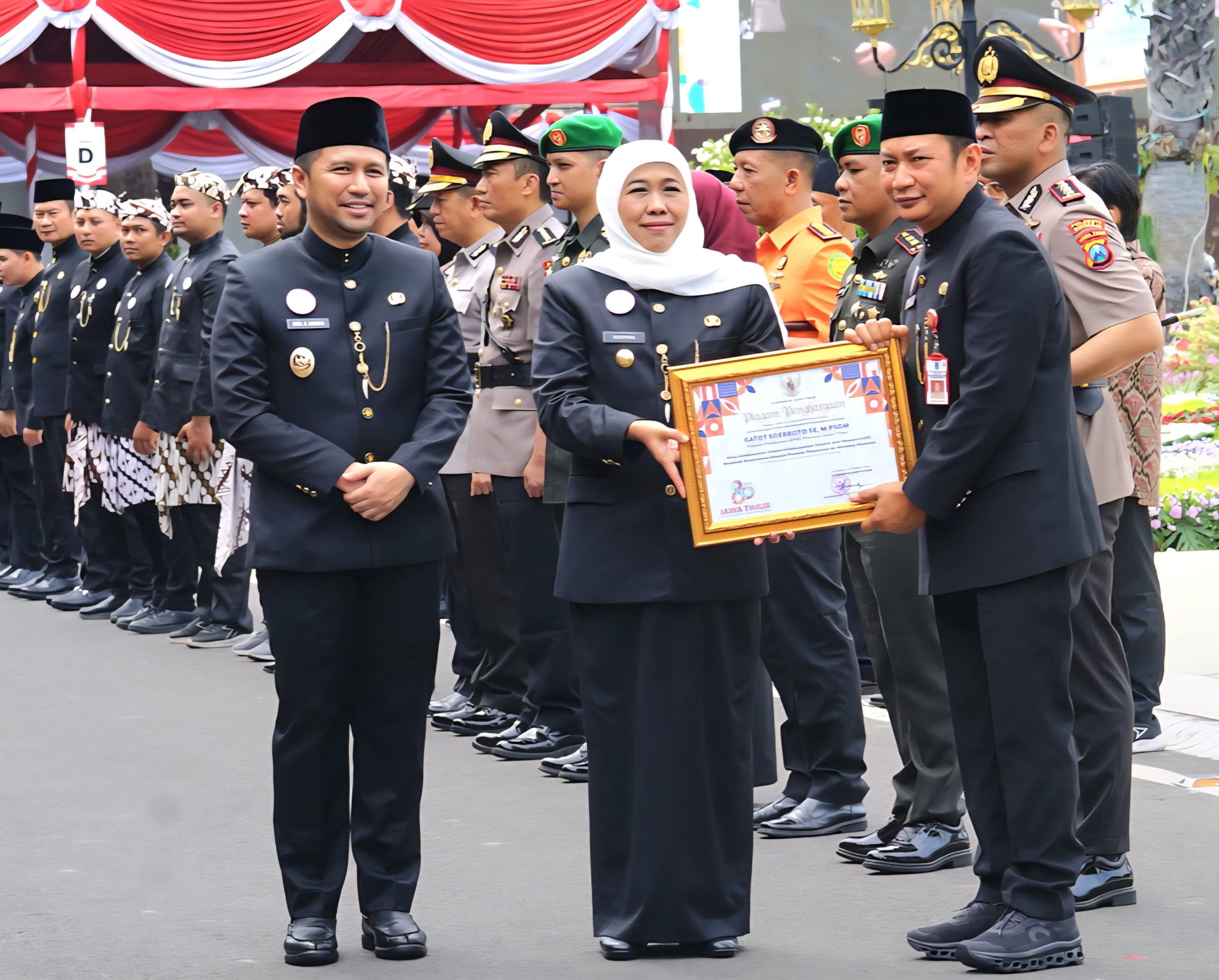 Upacara Hari Jadi Jatim, Kalaksa BPBD Jatim Terima Penghargaan Atas Dedikasi dalam Penanganan Musibah Ponpes Al-Khoziny