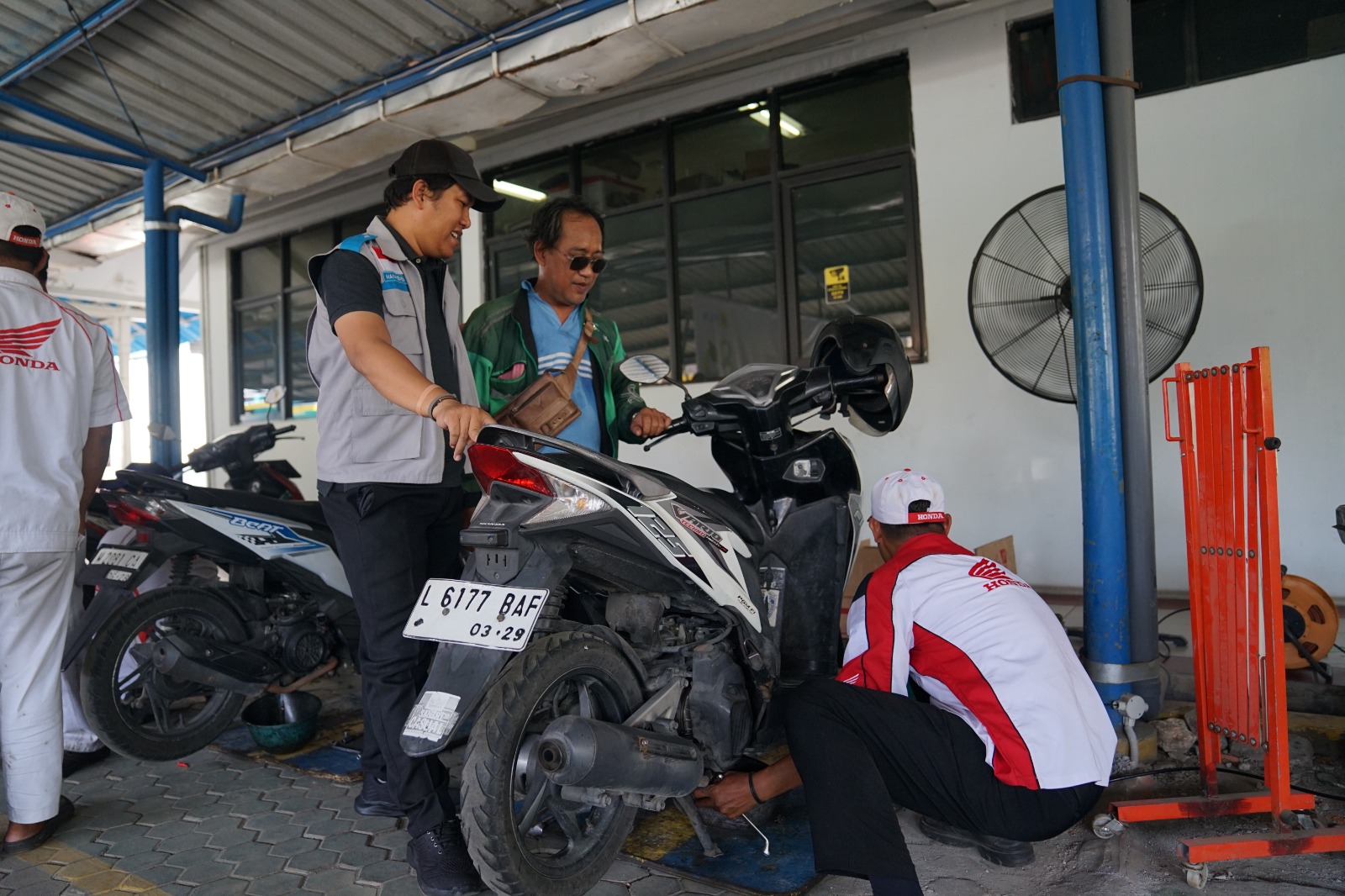 Semangat Hari Kesaktian Pancasila, YBM PLN UP3 Surabaya Selatan Gelar “OJOL CARE” Wujud Kepedulian Untuk Pahlawan Jalanan