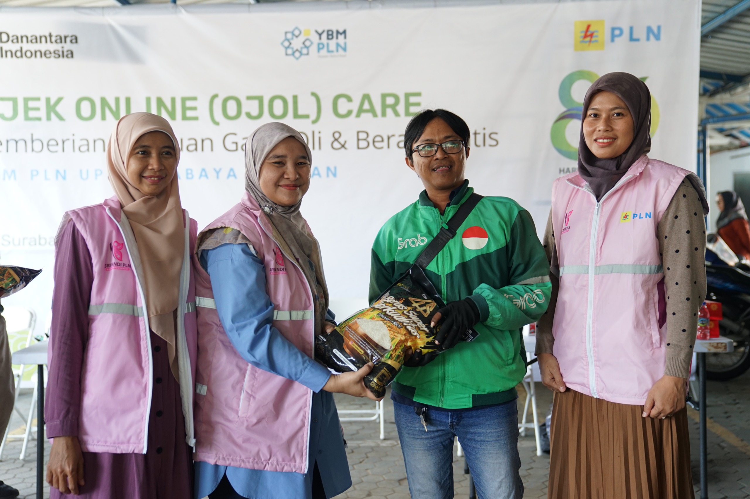 Srikandi PLN UP3 Surabaya Selatan Hadirkan Energi Kebaikandi Hari Kesaktian Pancasila Lewat Program “OJOL CARE”