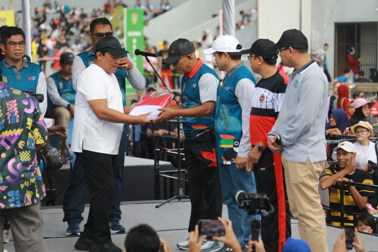 Gelorakan Nasionalisme, Pemprov Kalteng Bagikan Ribuan Bendera Merah Putih