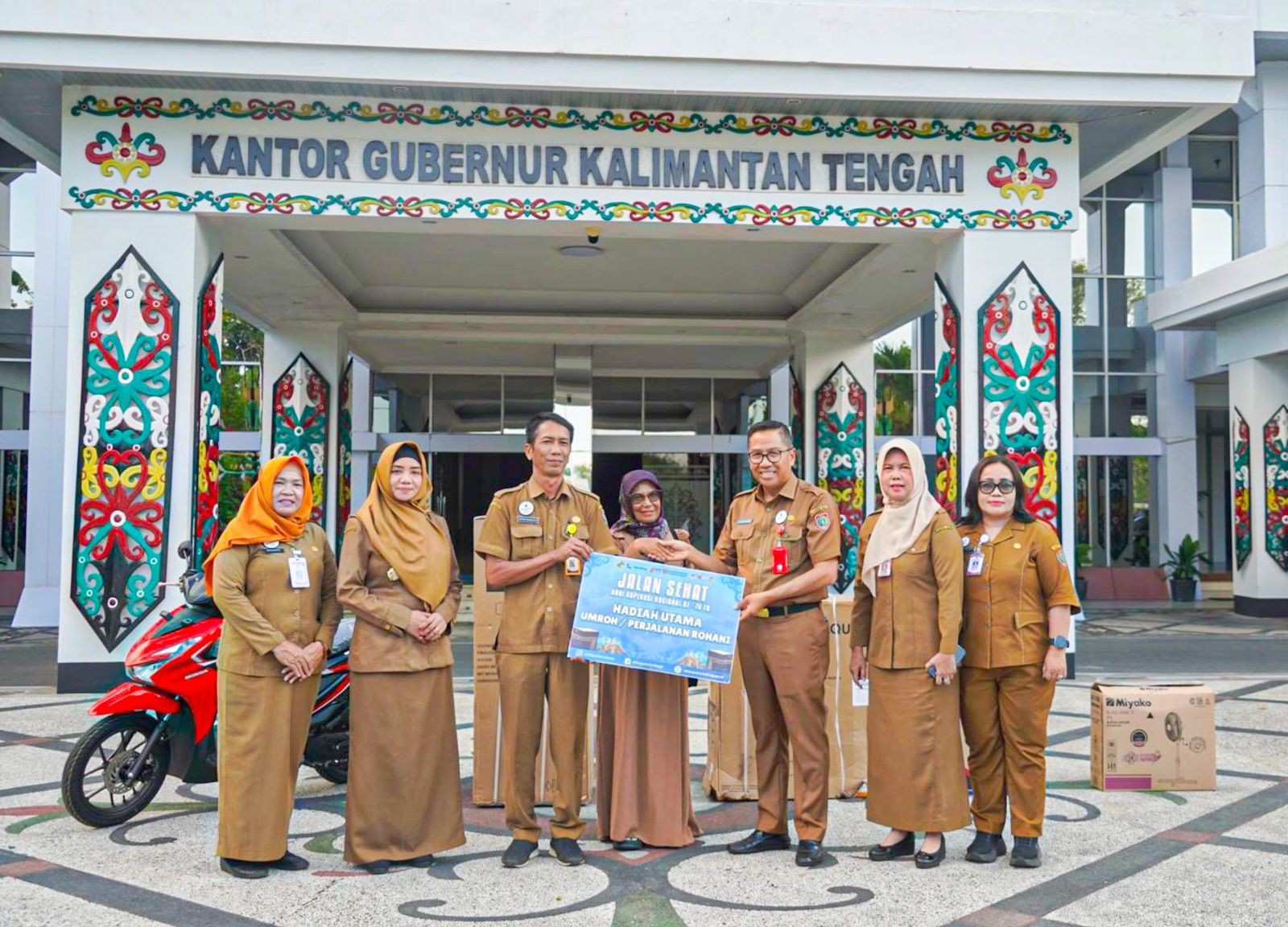 Plt. Sekda Kalteng Serahkan Hadiah Doorprize Jalan Sehat Harkopnas Tahun 2025