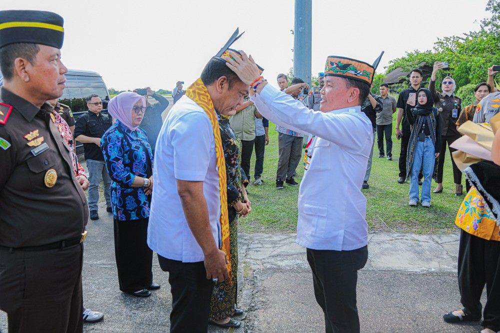 Gubernur Kalteng Sambut Kepala Kejaksaan Tinggi yang Baru dengan Prosesi Adat Dayak