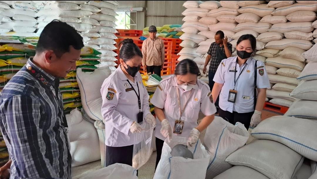 Pastikan Mutu dan Keamanan Pangan, OKKPD Prov Kalteng Lakukan Pengambilan Sampel Beras SPHP BULOG Kalteng untuk Izin Edar