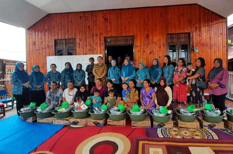TP PKK Kota Palangka Raya Salurkan Bantuan bagi Korban Kebakaran di Mendawai