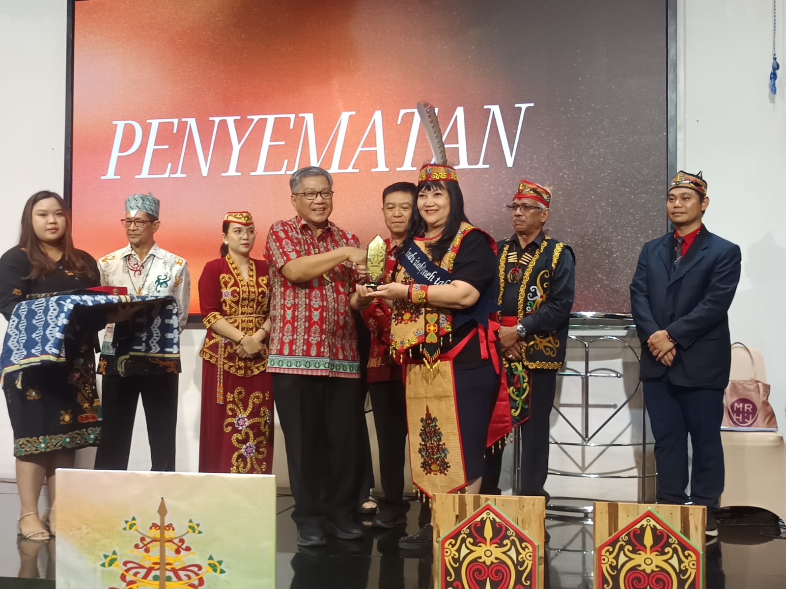 Jadi ‘Ibu’ Segala Bangsa, Grace Evi Ekawati Dianugerahi Gelar Adat Dayak Ngaju dan Maanyan