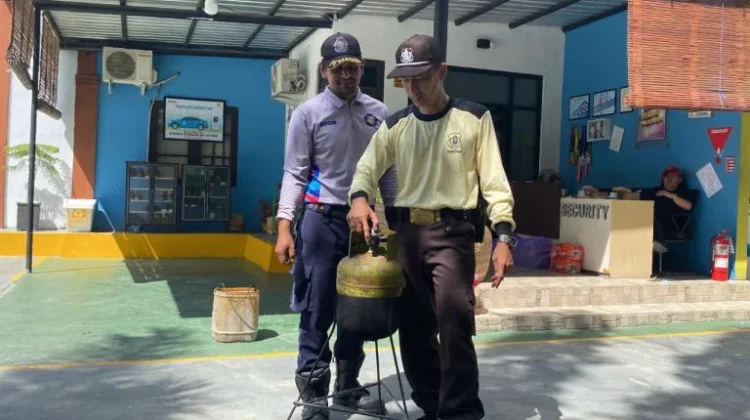 Bangun Lingkungan Kerja Aman, Dinas Pemadam Kebakaran dan Penyelamatan Gelar Simulasi Mengatasi Kebakaran