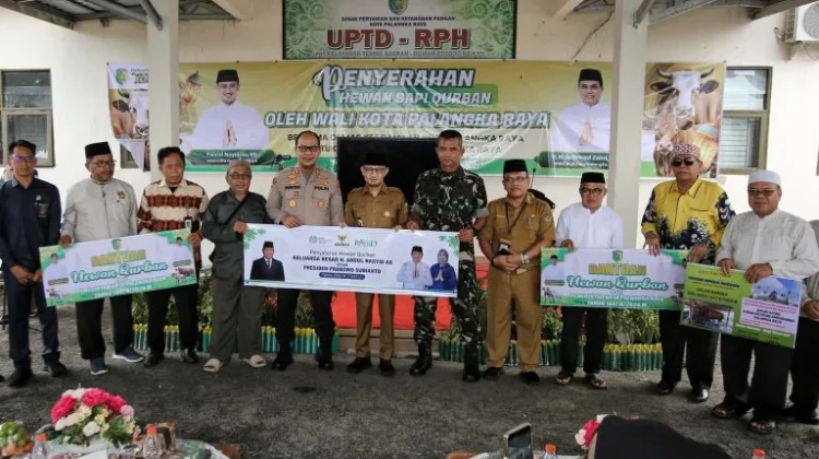 Wali Kota  Fairid Naparin Serahkan Bantuan Hewan Kurban