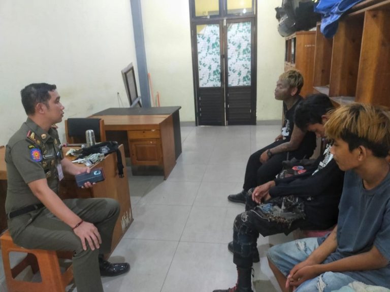 Satpol PP Palangka Raya Tertibkan Badut dan Anak Jalanan di Lampu Merah