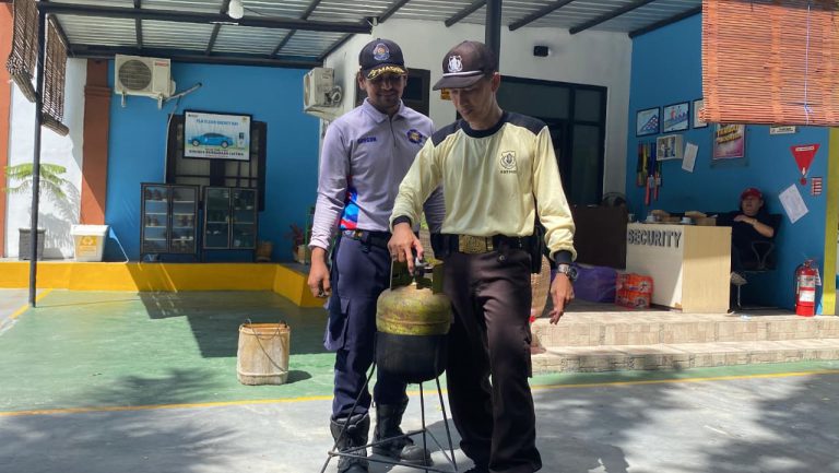 Disdamkarmat Palangka Raya Gelar Sosialisasi dan Simulasi Kebakaran di Kantor PLN UIP KLB