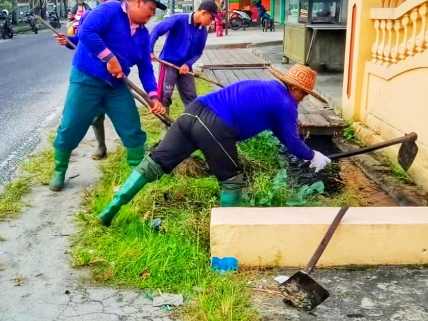 Respons Aduan Warga, Dinas PUPR Palangka Raya Bersihkan Drainase di Jalan Pilau