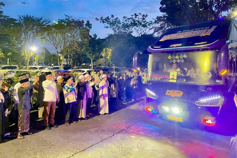 Wakil Wali Kota Palangka Raya Lepas Keberangkatan Calon Jemaah Haji Kloter 7 dan 8