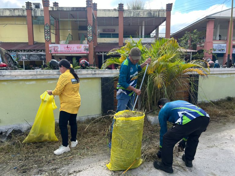 Peringati Hari Lingkungan Hidup Sedunia, DLH Palangka Raya Gelar Aksi Bersih Sampah di Pasar Datah Manuah