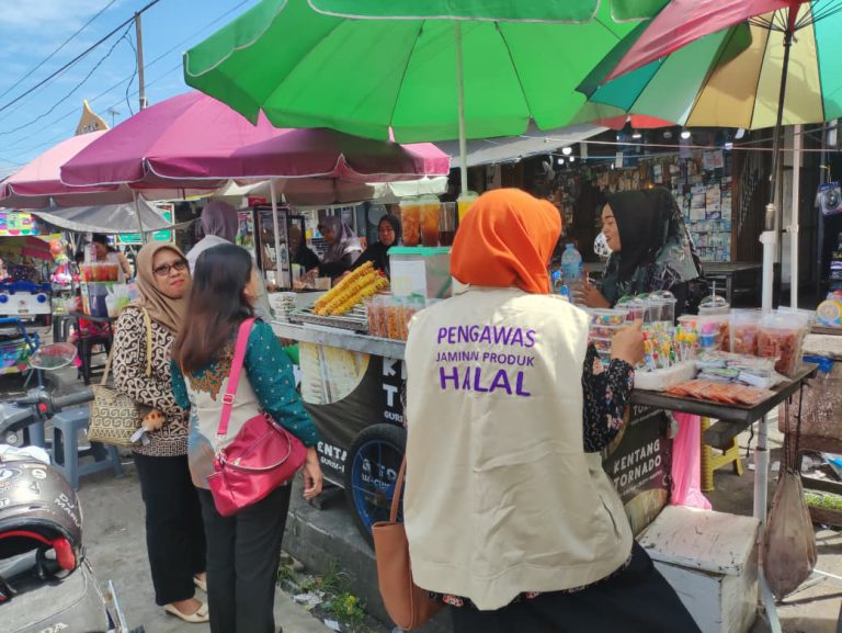 Sasar Pasar Tradisional, DPKUKMP dan Kemenag Palangka Raya Gencar Sosialisasi Wajib Halal