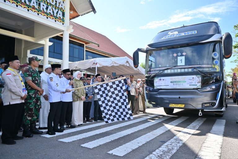 Wali Kota Palangka Raya Lepas Keberangkatan 192 Calon Jemaah Haji