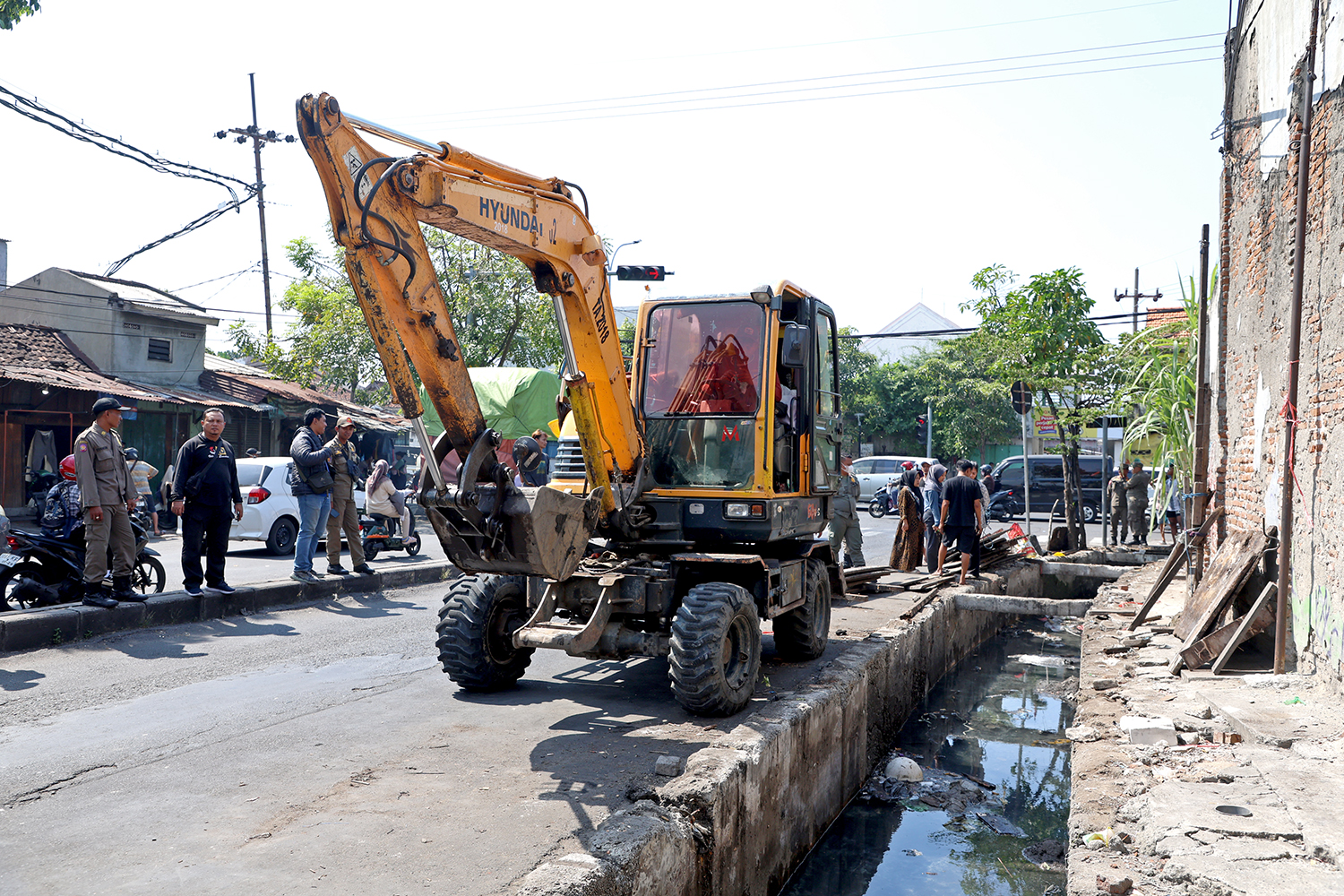 Kembalikan Fungsi Saluran, Pemkot Surabaya Tertibkan Lapak PKL di Jalan Gembong Tebasan