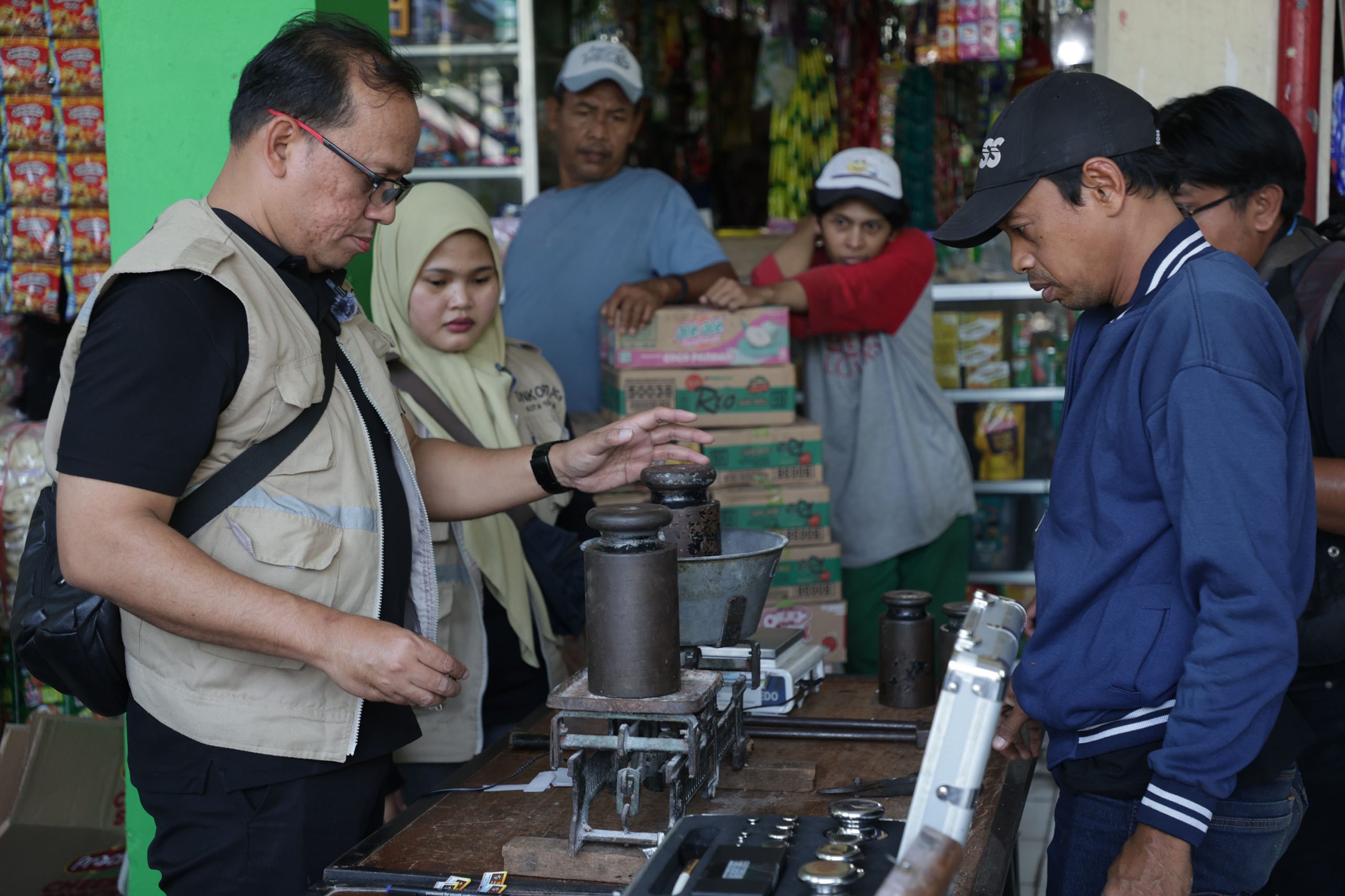 Tera Timbangan Gratis Keliling Pasar, Surabaya Jaga Kepercayaan Pedagang dan Konsumen