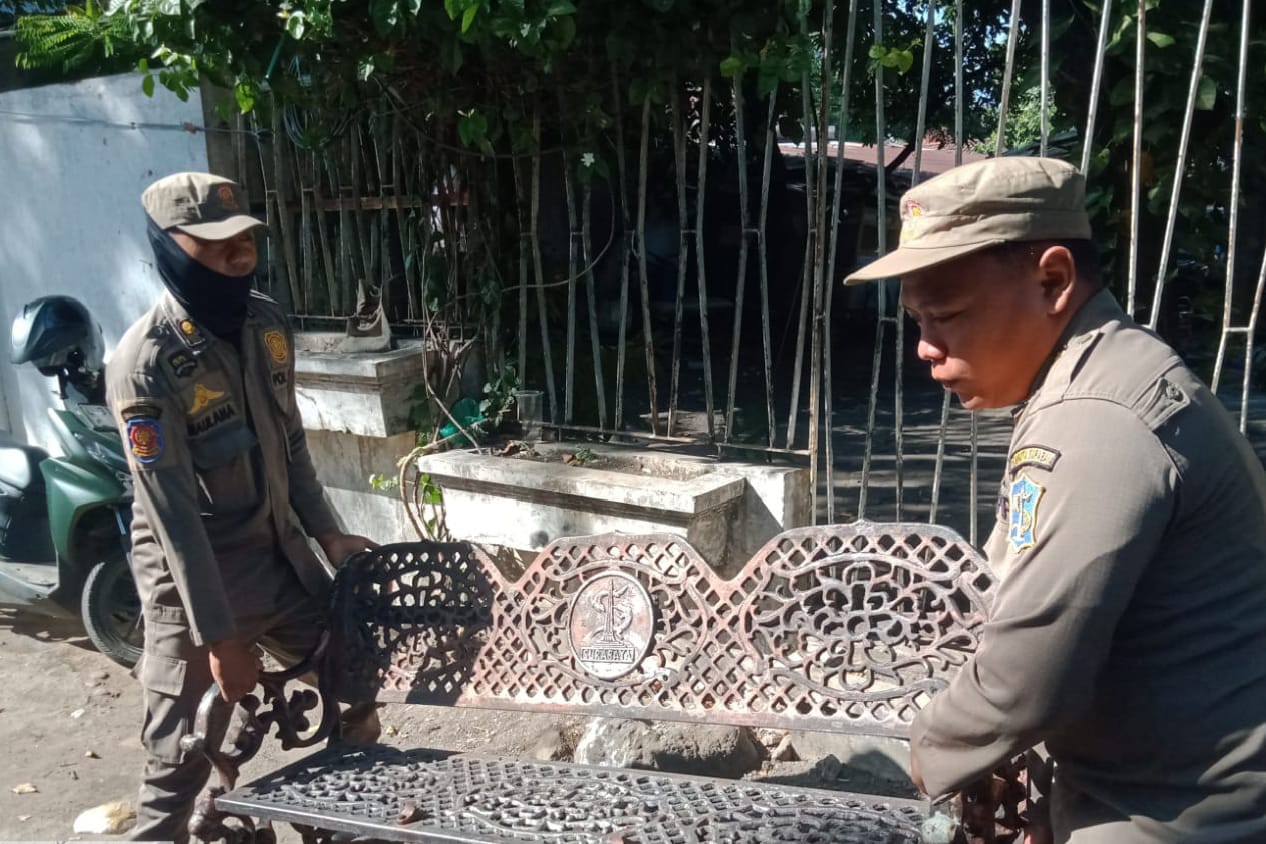 Satpol PP Surabaya Amankan Dua Kursi Besi Berlogo Pemkot dari Lapak Barang Bekas