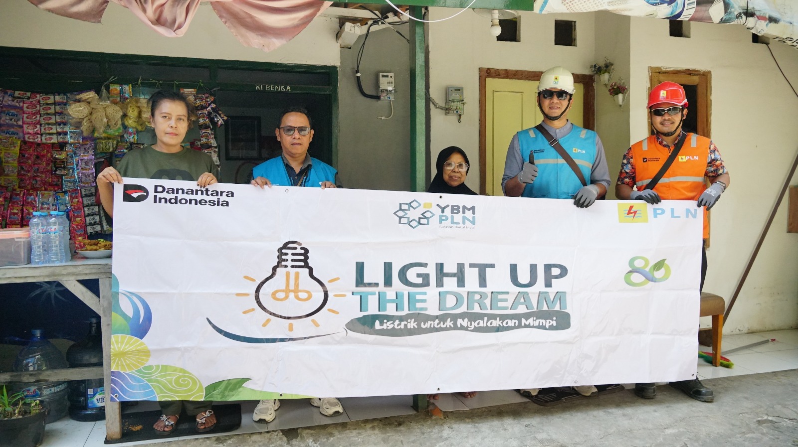 Sambut Hari Pelanggan Nasional, PLN Surabaya Barat Hadirkan Terang bagi Keluarga Ibu Kotiah melalui Program Light Up The Dream